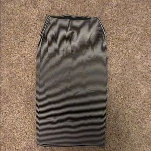 Long, fitted and comfortable pencil skirt.